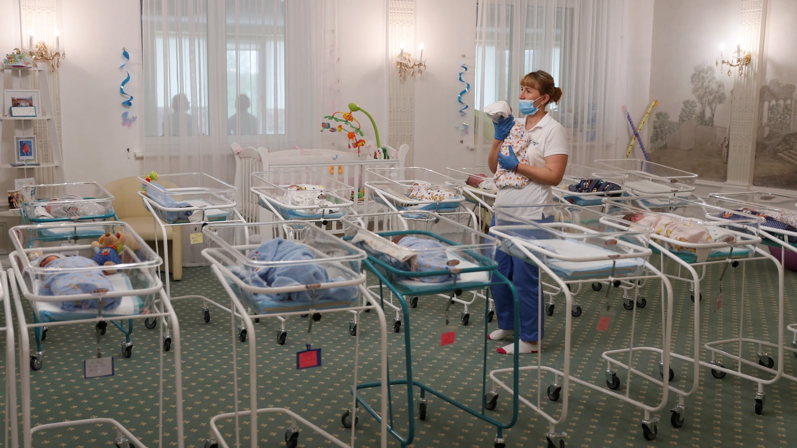 2020-05-14T201446Z_1998621468_RC2KOG9K9IM1_RTRMADP_3_HEALTH-CORONAVIRUS-UKRAINE-BABIES_euel5z