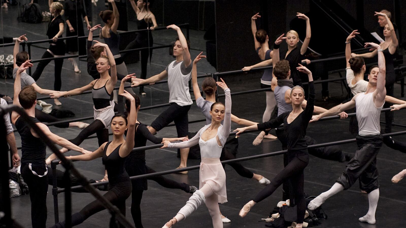 cheats/2011/09/28/interns-sue-black-swan-producer/black-swan-interns-cheat_qimgij