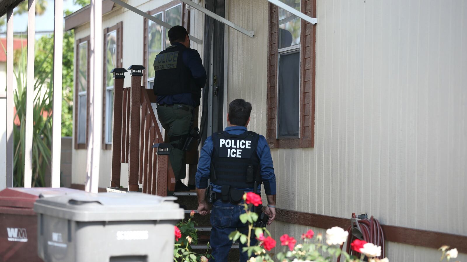 170808-deportations-slowing-down-trump-cheat_sssgol