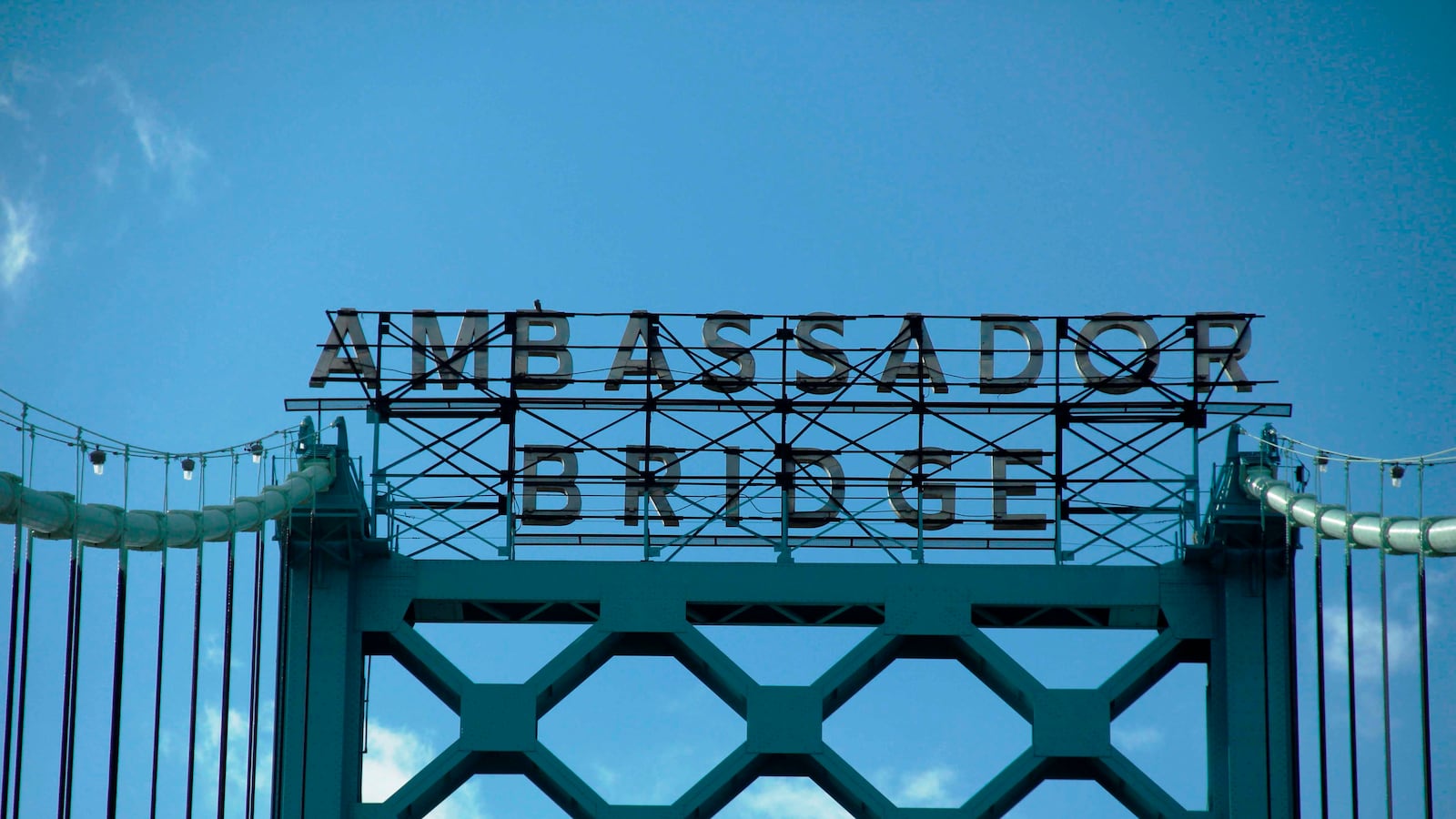 articles/2012/10/27/a-billionaire-s-tea-party/bridge_cqpwvq