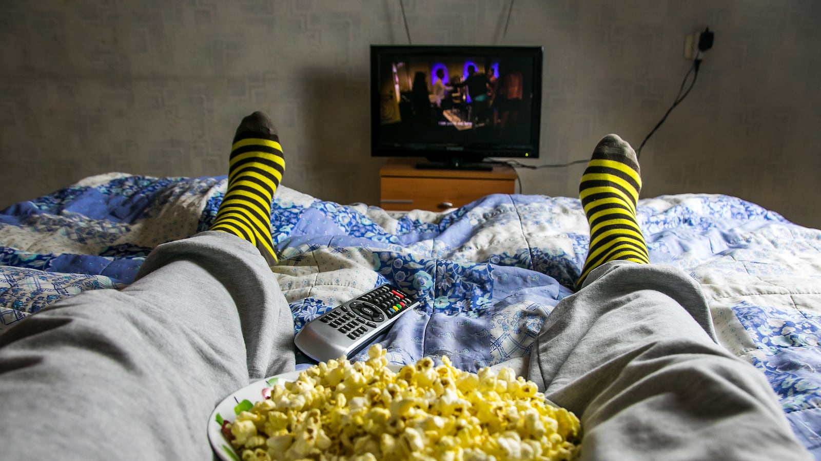 articles/2016/03/27/is-sean-parker-s-screening-room-the-end-of-movie-theaters/160326-schager-movie-theatres-tease_czb3hr