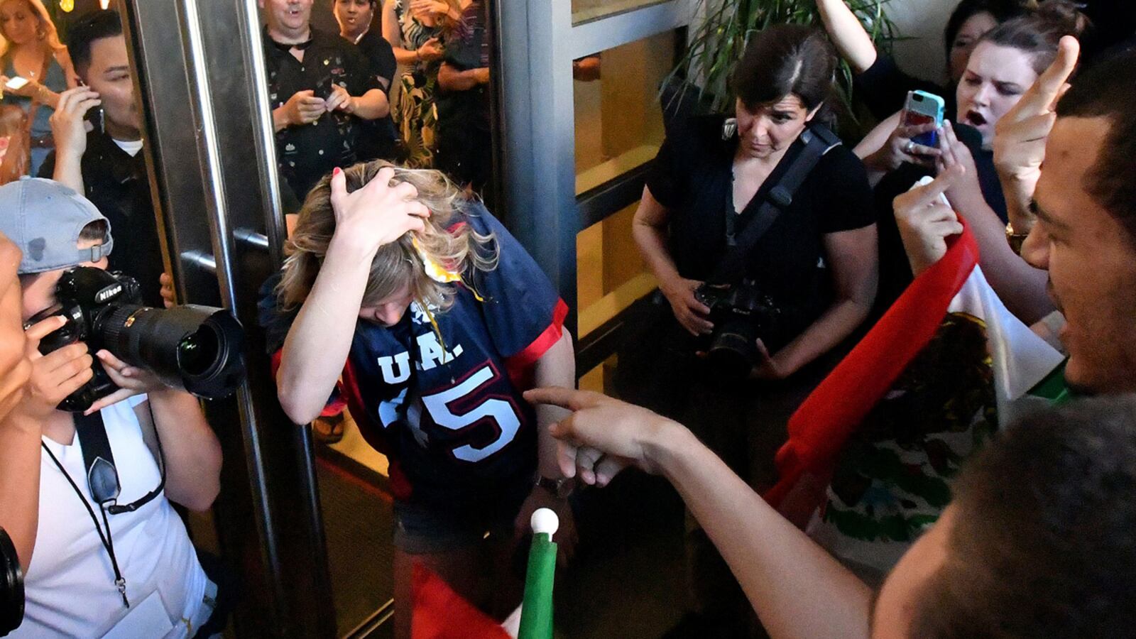 cheats/2016/06/03/san-jose-trump-rally-turns-violent/160603-trump-rally-violence-cheat_rbedd3