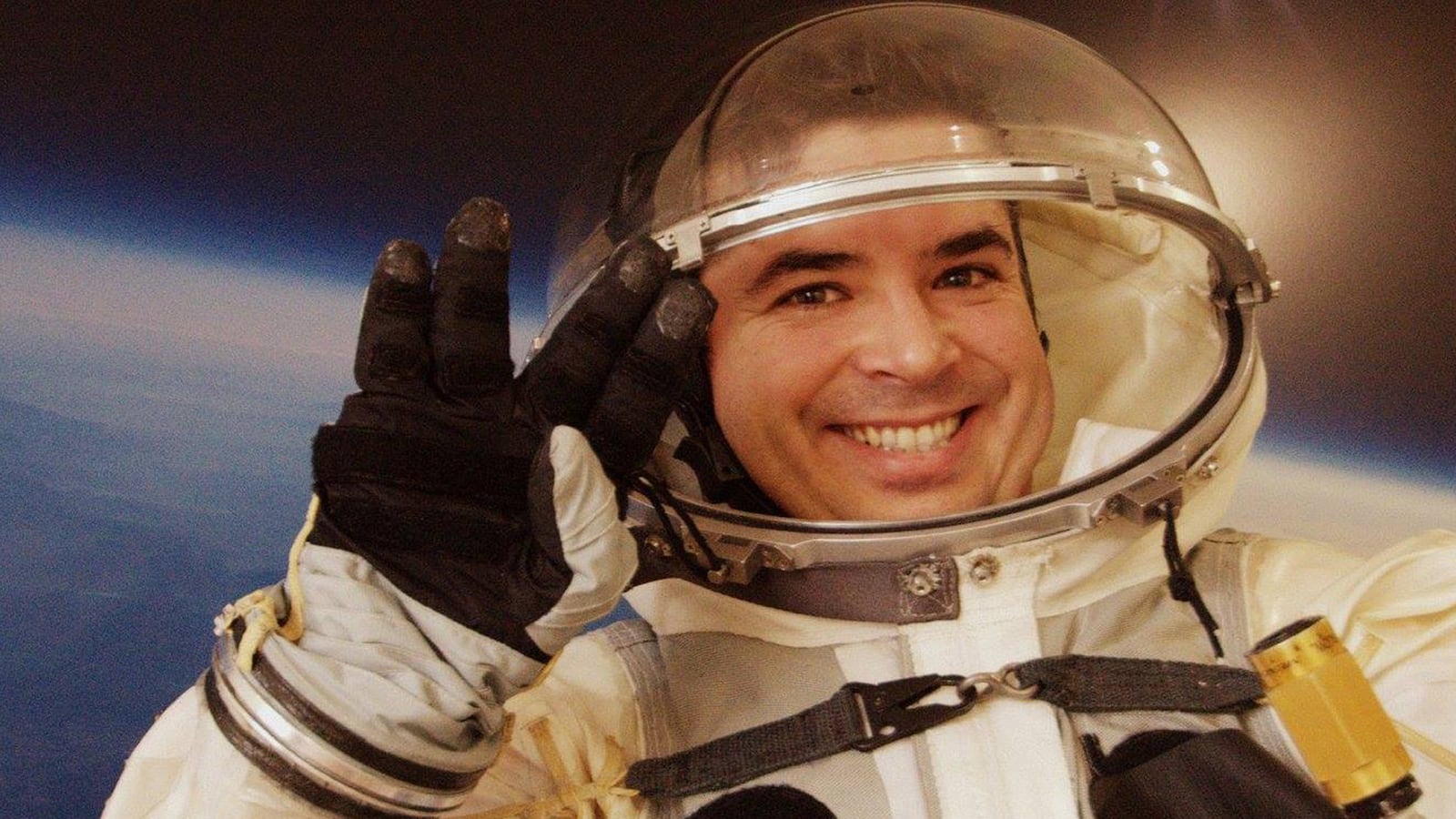 articles/2014/10/07/sky-wars-richard-branson-s-rival-in-the-great-space-race/141006-sykes-space-tease_w5amdw