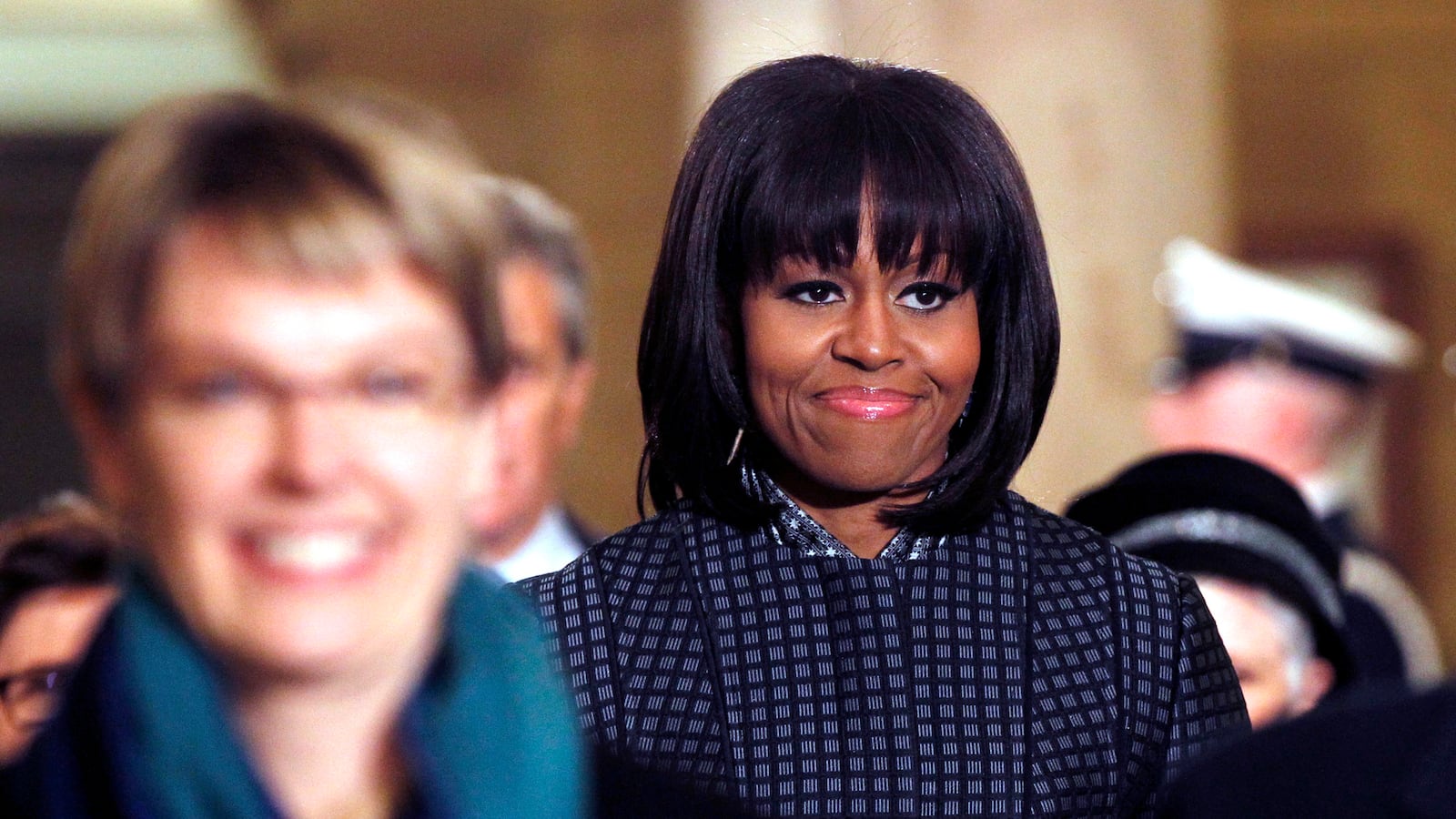 articles/2013/02/13/mobama-s-bangs-appear-at-the-grammys/130211-mobama-bang-effect-tease_mft6ot