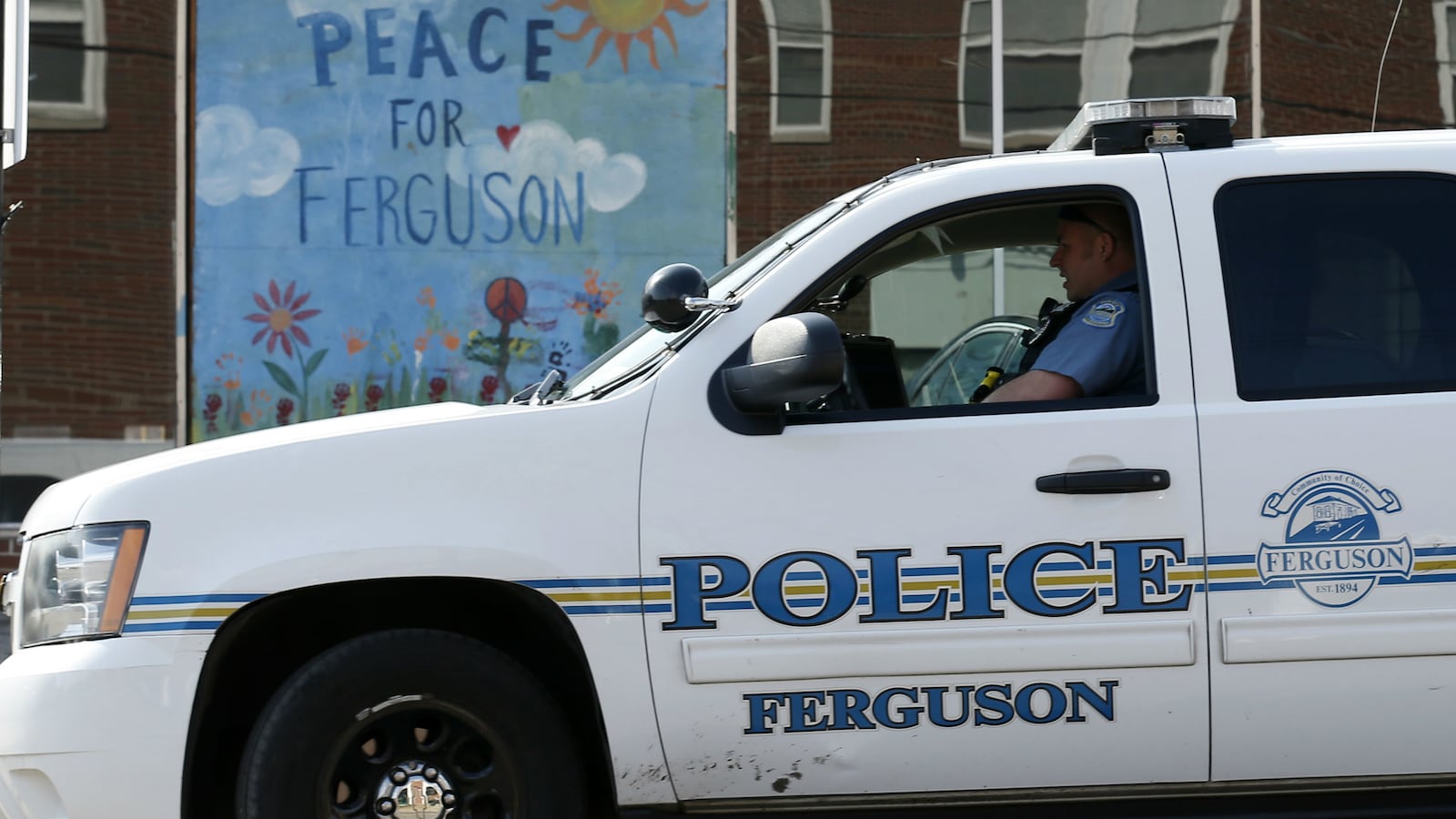 cheats/2015/07/22/ferguson-hires-black-police-chief/150722-ferguson-cheat_eprmr4