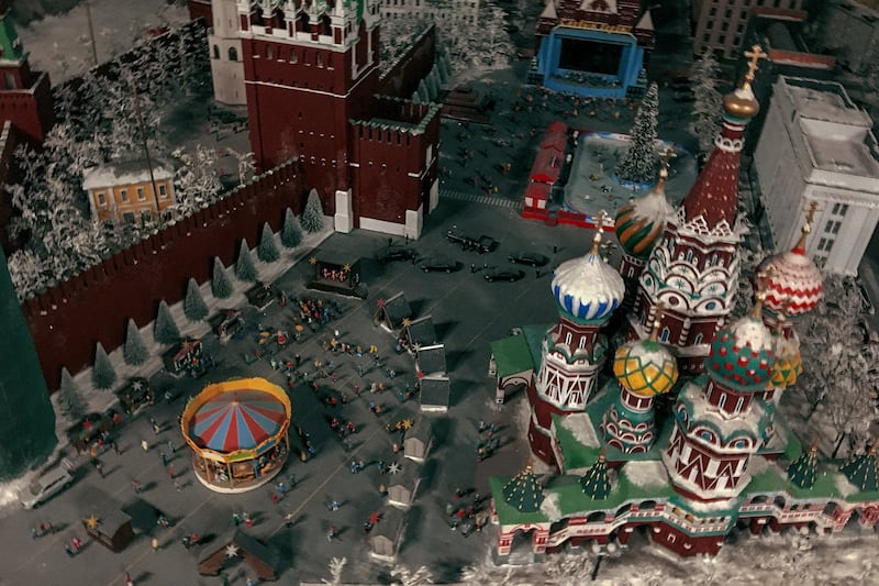 galleries/2017/04/06/miniaturists-lavish-big-love-on-their-small-world-recreations-of-global-landmarks/170406-Gulliver-gate-GAL-13_fj0ia8