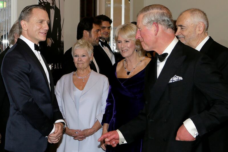 articles/2012/10/23/prince-charles-attends-skyfall-premiere-in-london/prince-charles-skyfall-bond-premiere-sykes2_bpy8mr