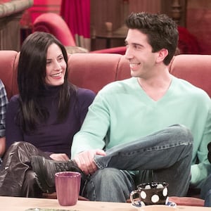 (L-R) Jennifer Aniston, Courteney Cox, David Schwimmer, and Lisa Kudrow on the set of ‘Friends.’