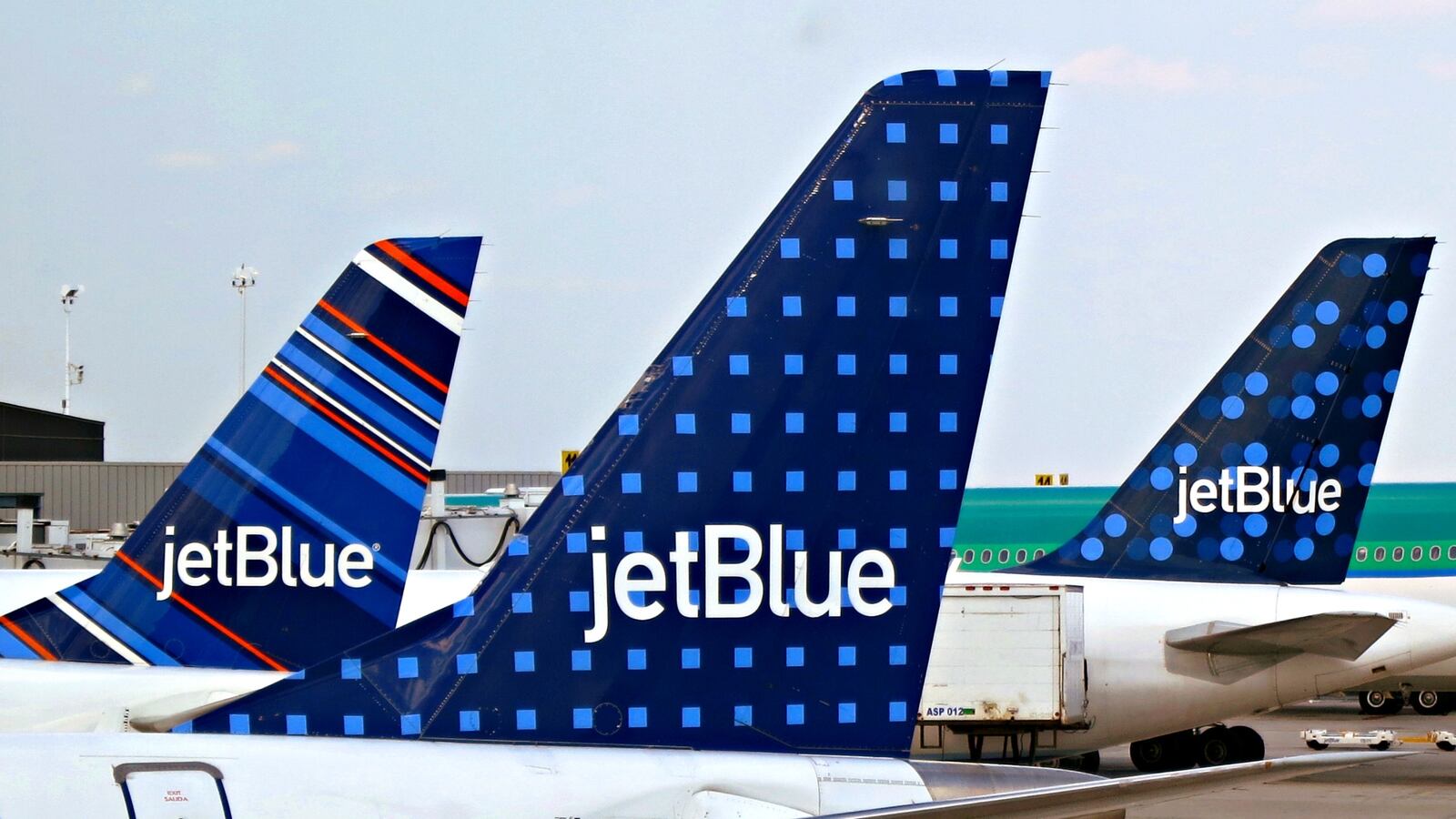 cheats/2016/08/12/24-injured-in-jetblue-emergency-landing/160812-jetblue-landing-cheat_gsytir