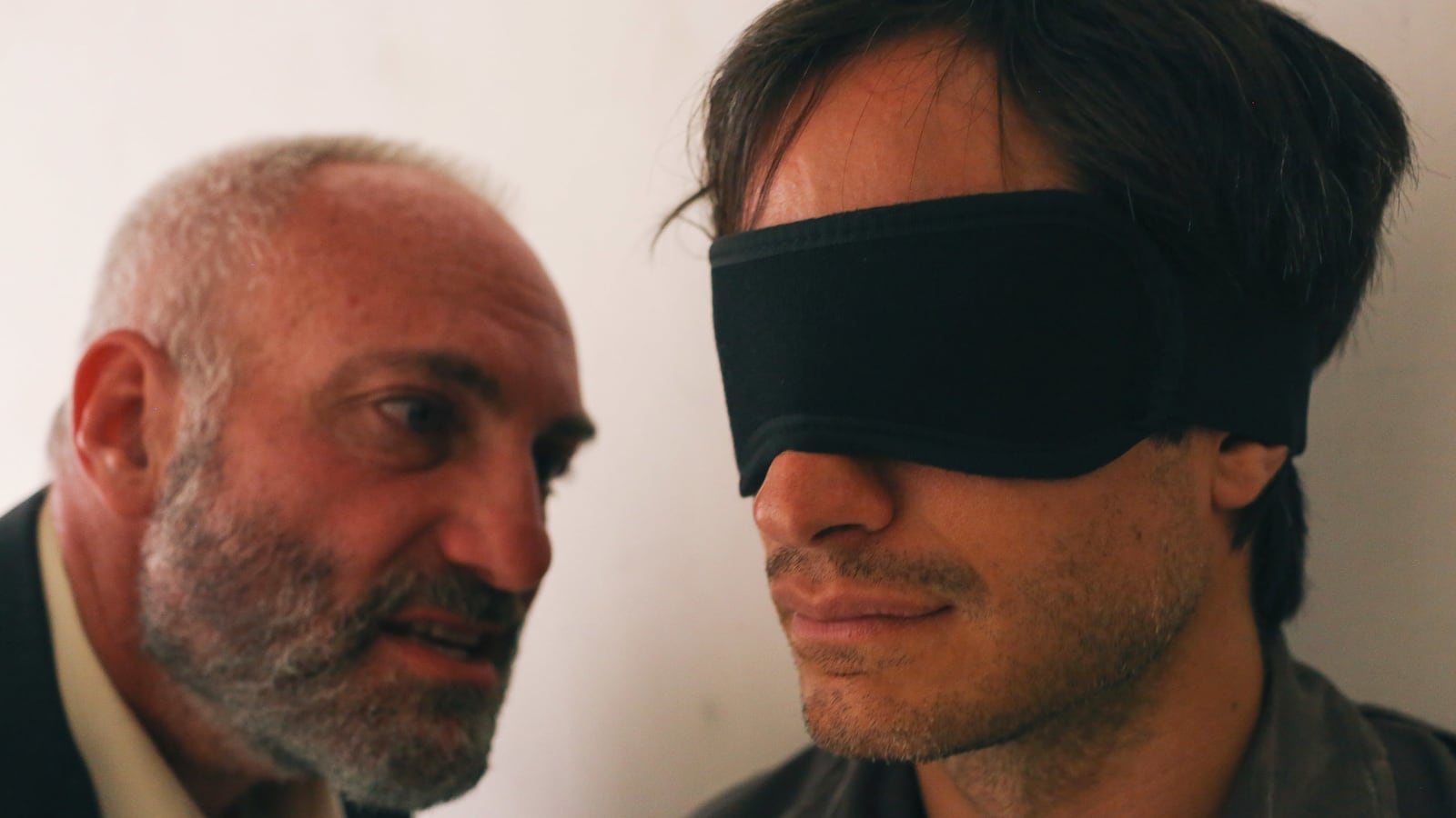 articles/2014/09/08/rosewater-review-jon-stewart-s-clumsy-but-earnest-directorial-debut/140908-suskind-rosewater-tease_vjnihs