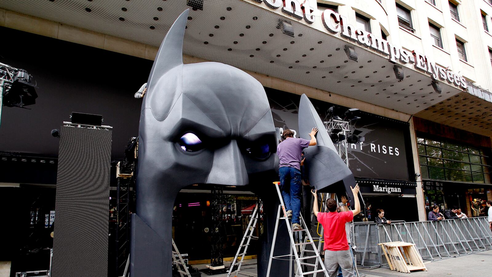 articles/2012/07/20/batman-premiere-in-paris-canceled-after-colorado-shooting/paris-batman-premiere-canceled_ks8amx