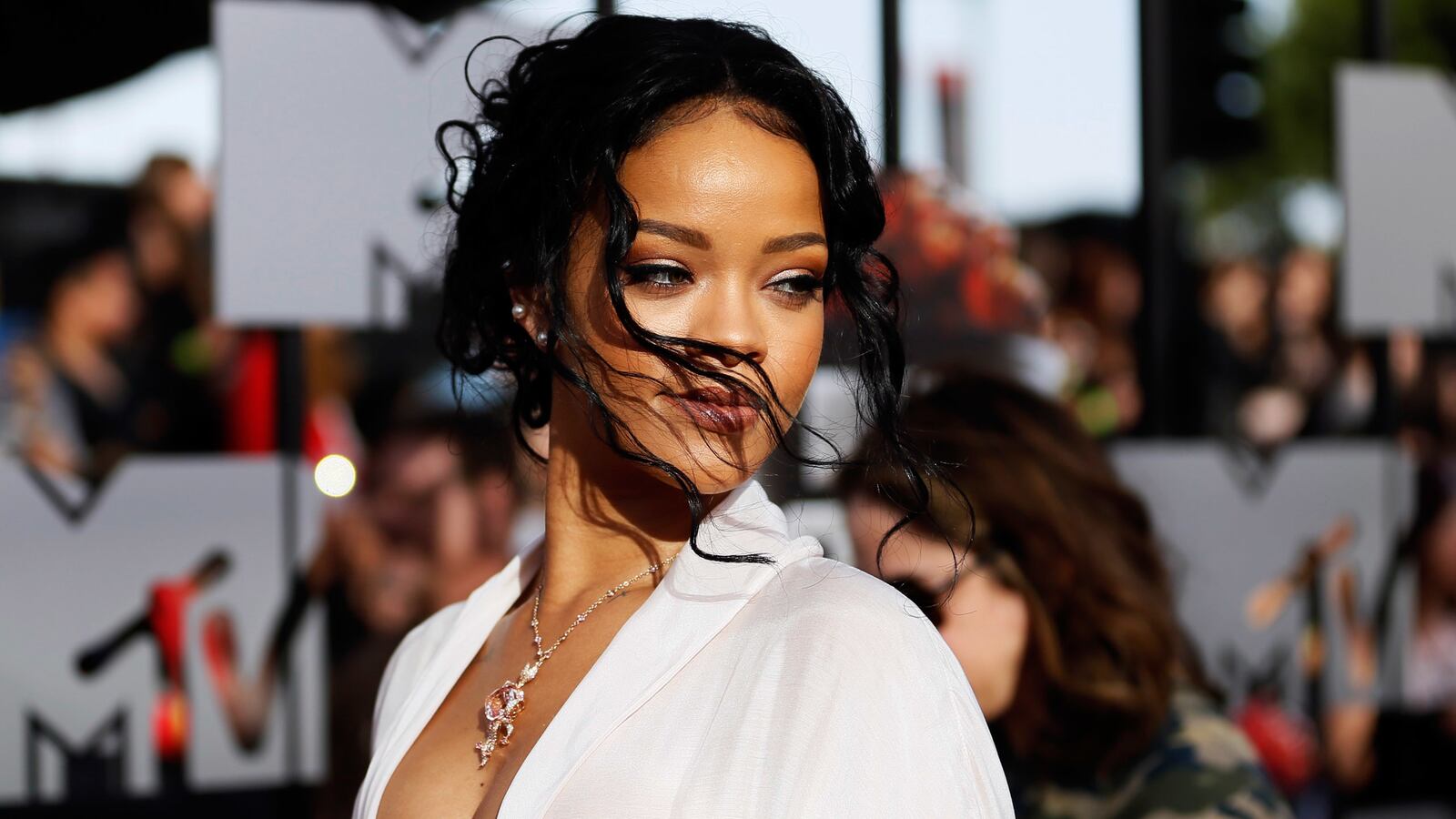 cheats/2014/07/15/rihanna-deletes-freepalestine-tweet/140715-rihanna-tweet-cheat_ttz8wf