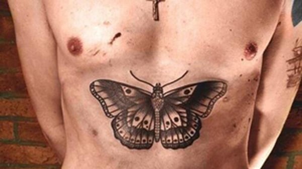 articles/2013/03/11/harry-styles-gets-a-huge-butterfly-tattoo-inked-on-his-chest/130311-Harry-Styles-Tattoo-tease_lkl9ie