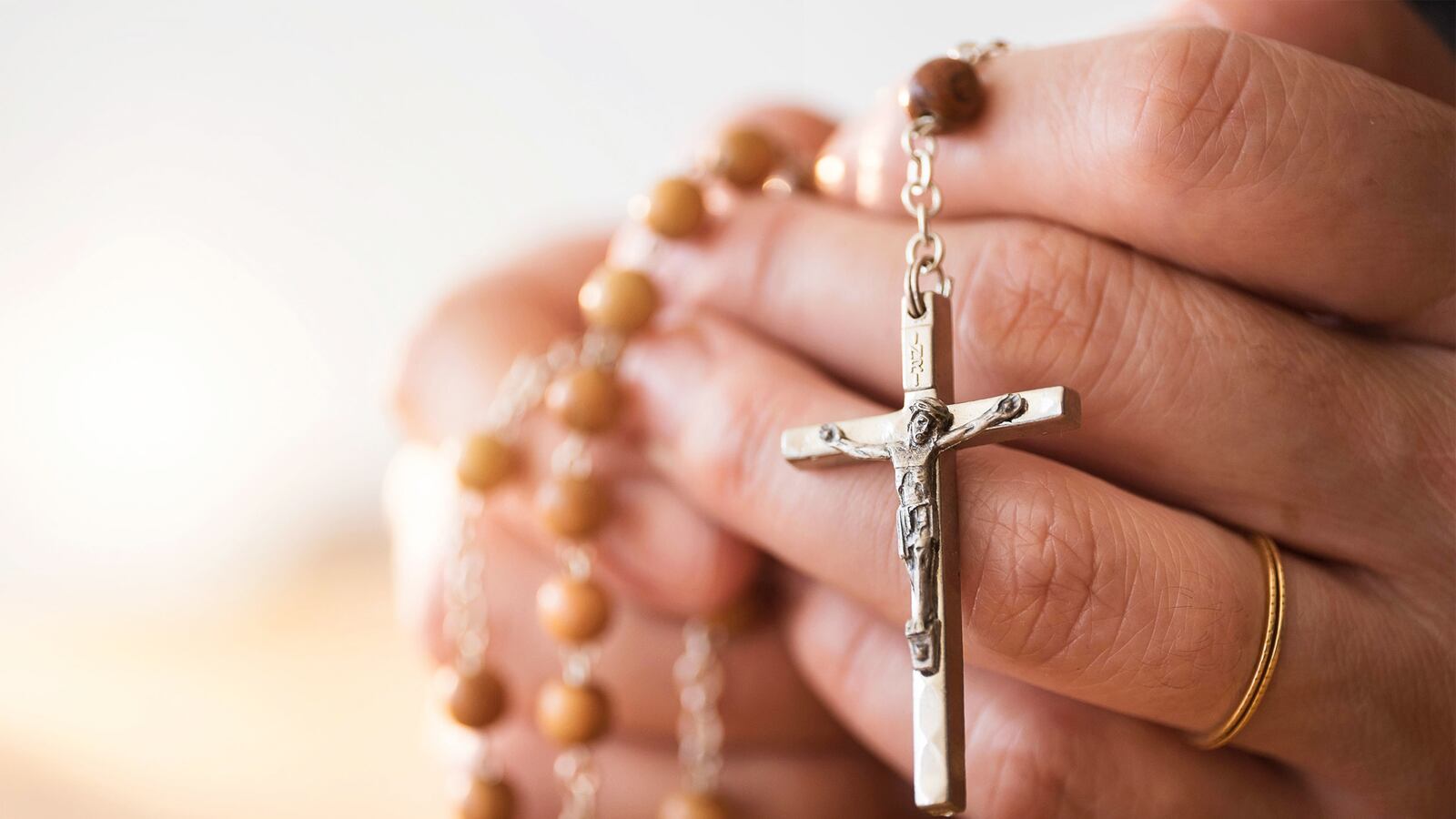 articles/2017/01/08/my-life-inside-the-family-cult/170102-Hough-cult-tease_jib6t0