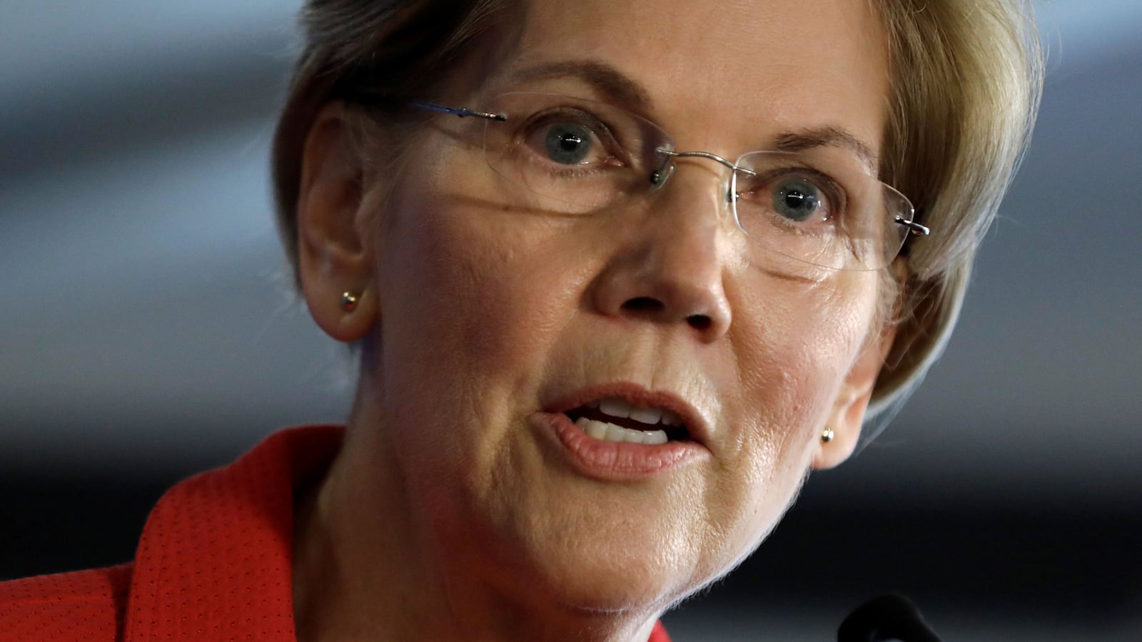 181129-resnick-elizabeth-warren-trump-authoritarian-hero_ekvg07