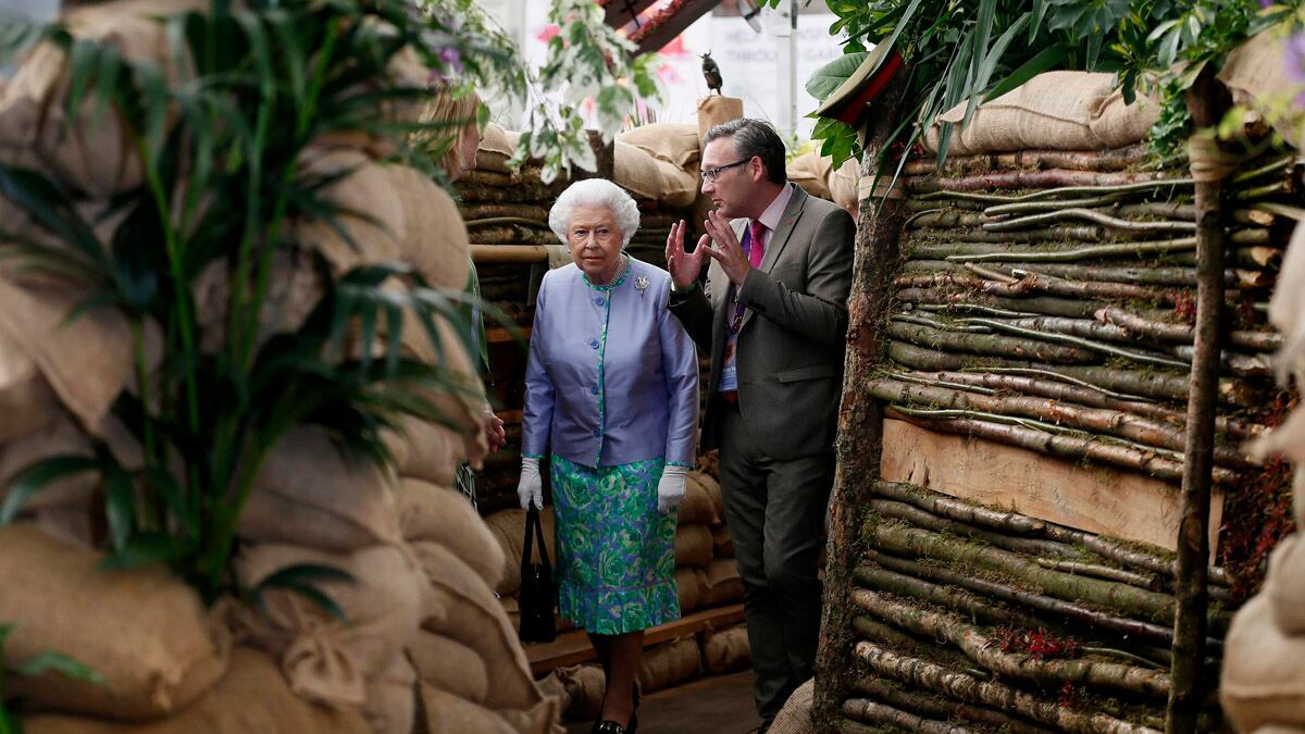 articles/2014/05/20/queen-visits-floral-trench/chelsea_xrkep2