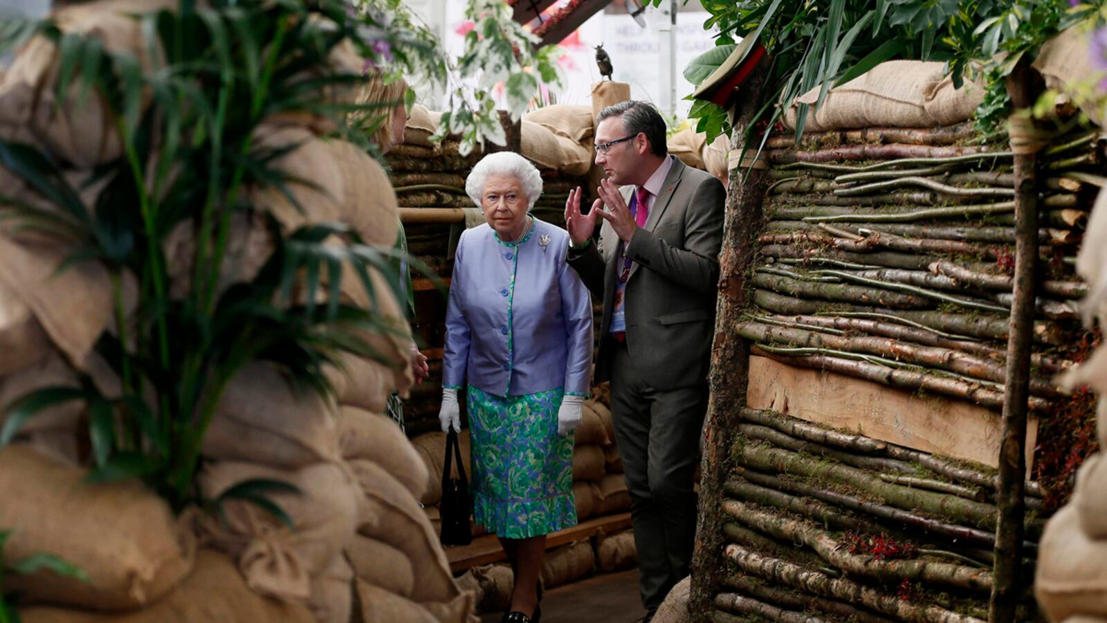articles/2014/05/20/queen-visits-floral-trench/chelsea_xrkep2