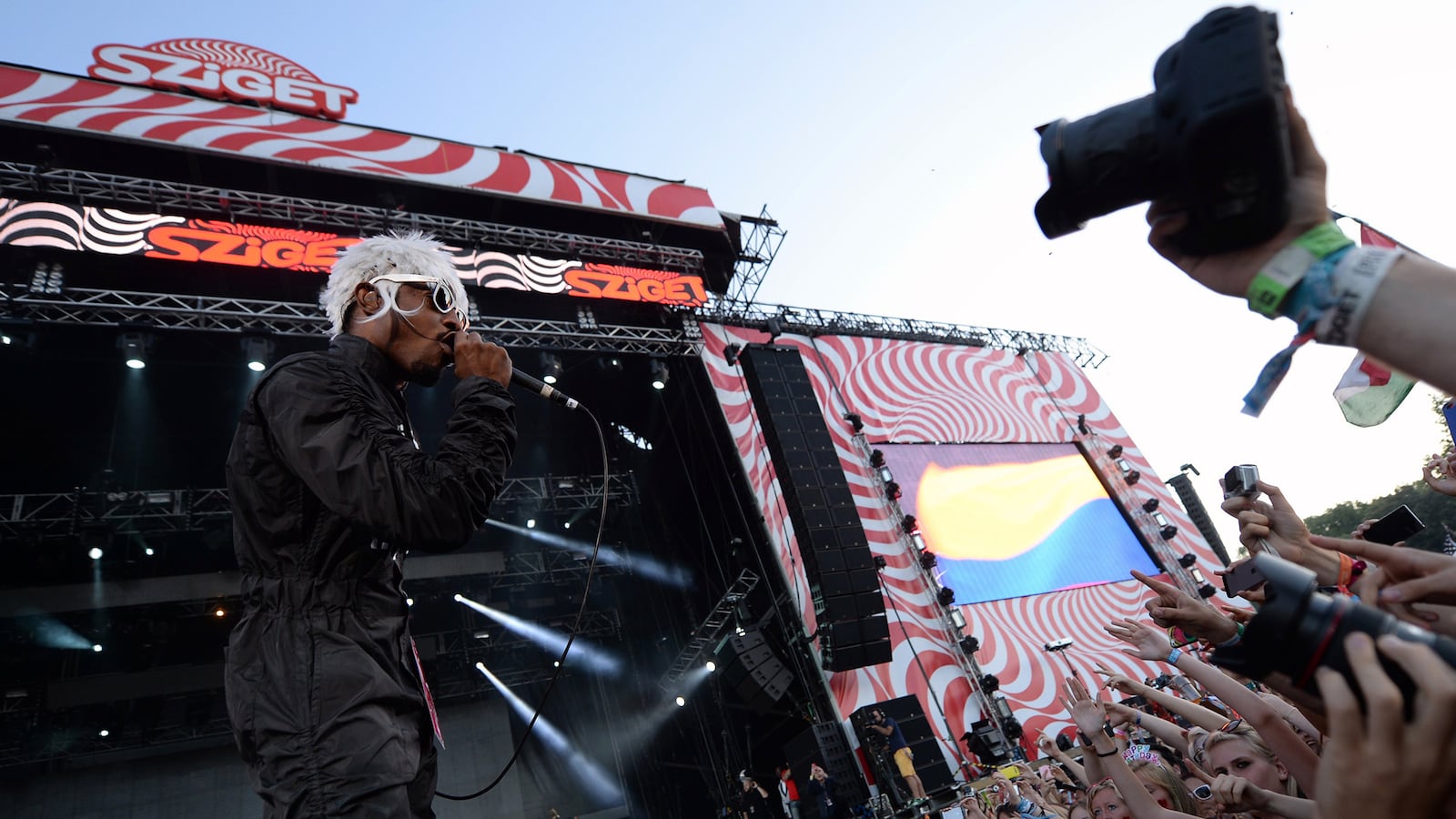 articles/2015/05/02/too-many-white-hip-hop-fans-don-t-give-a-shit-about-black-people/150501-williams-ghetto-tourism-tease_h4lpej