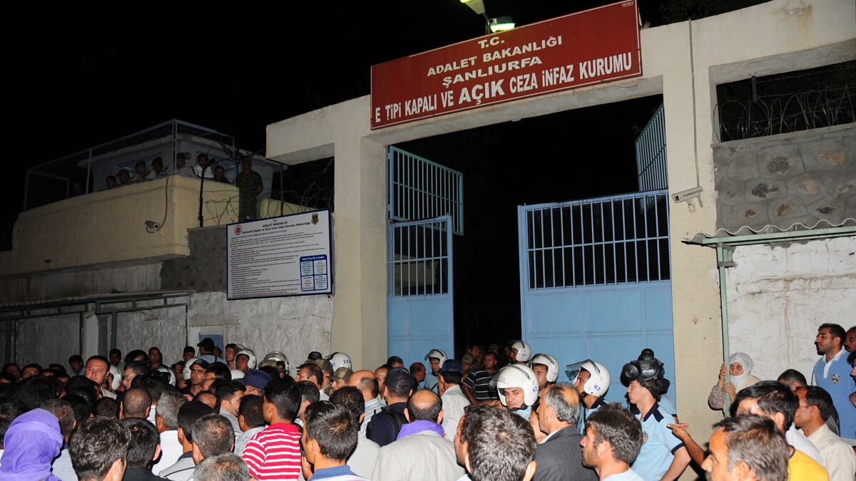 cheats/2012/06/17/turkish-prison-fire-kills-13/turkey-prison-fire-cheat_r27n3n