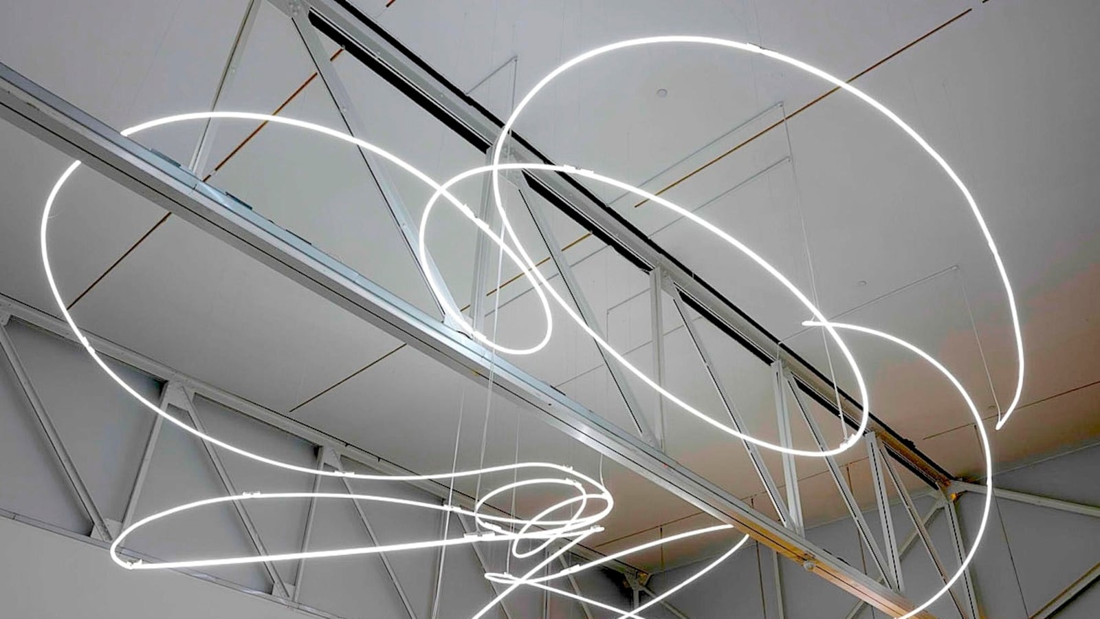 articles/2012/05/29/lucio-fontana-neon-at-gagosian-is-the-daily-pic-by-blake-gopnik/fontananeon-daily-pic_lllgwu