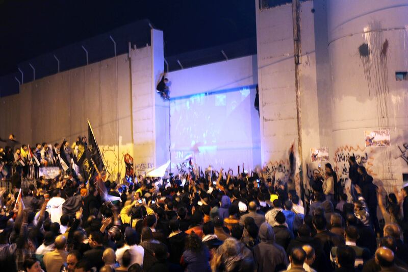 galleries/2012/12/01/palestinians-party-after-u-n-recognizes-palestine-as-a-non-member-state-photos/palestine-celebrates-un-7_usneas