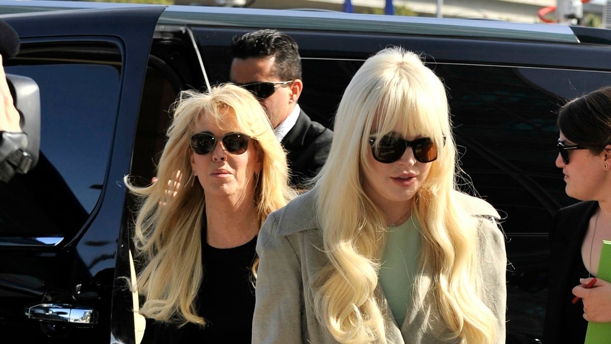 cheats/2012/10/20/lohan-s-dad-s-stages-intervention/lohan-mom-cheat_znvxwq