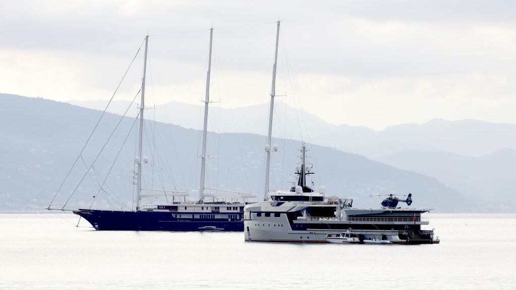 Koru and Abeoma, Jeff BezosÆ yachts