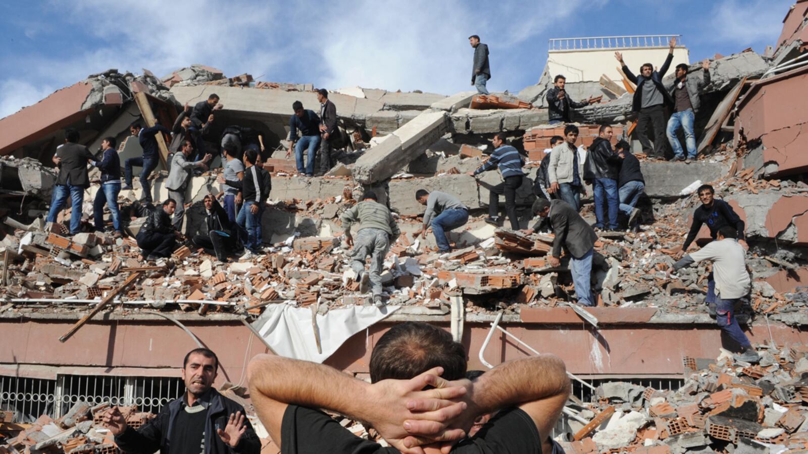 cheats/2011/10/23/7-6-earthquake-hits-turkey/turkey-earthquake-damage-cs_abc1q0