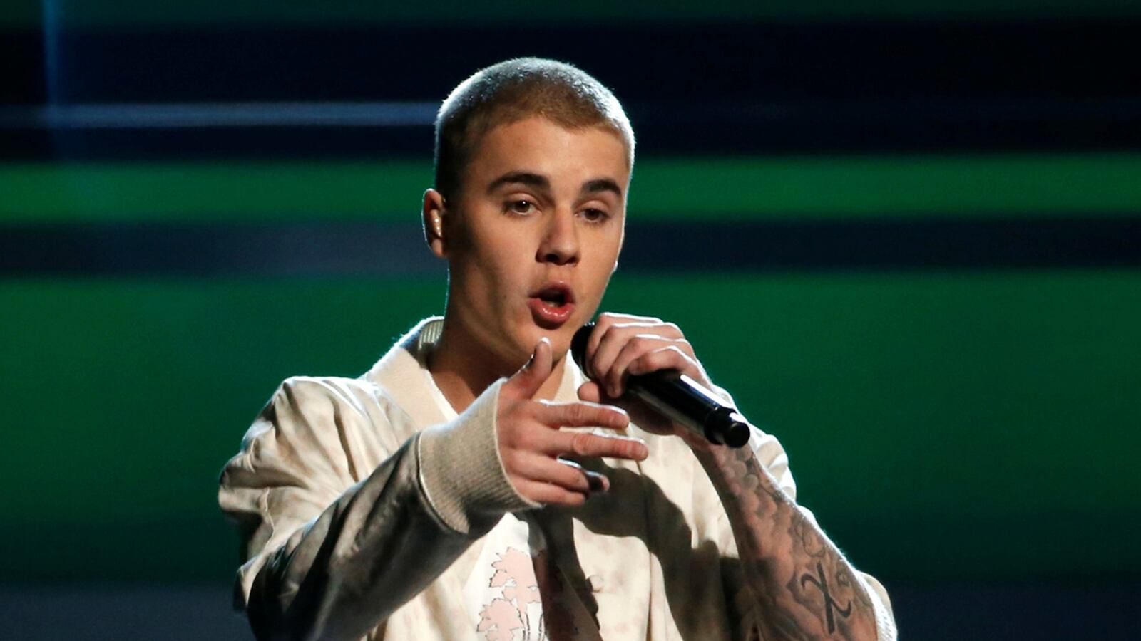 cheats/2016/12/27/bieber-cites-trump-u-suit-in-his-case/161227-justin-bieber-cheat_yehst5