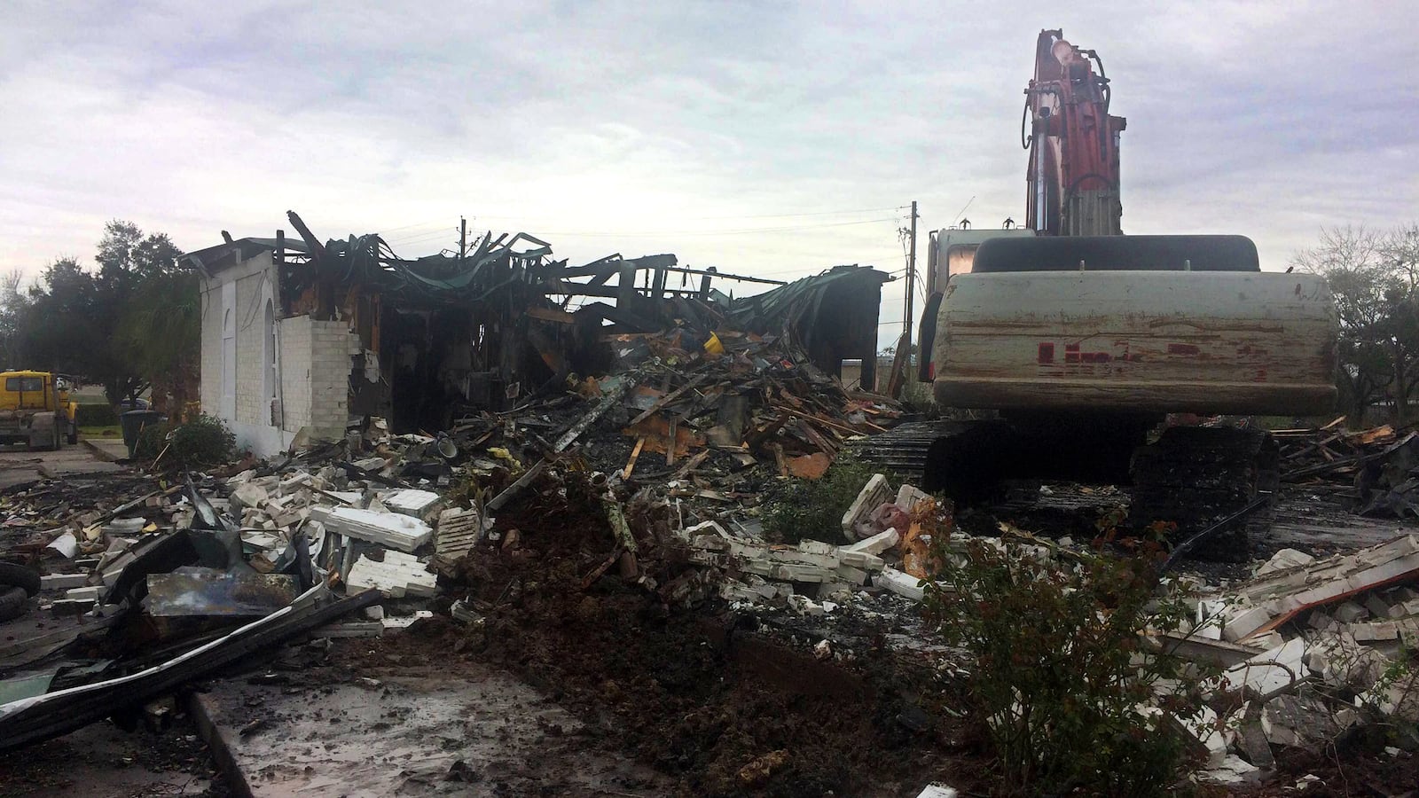 articles/2017/02/04/gop-silence-as-mosques-burn-and-bleed/170204-glawe-Sachetta-texas-mosque-fire-tease_ulgqra