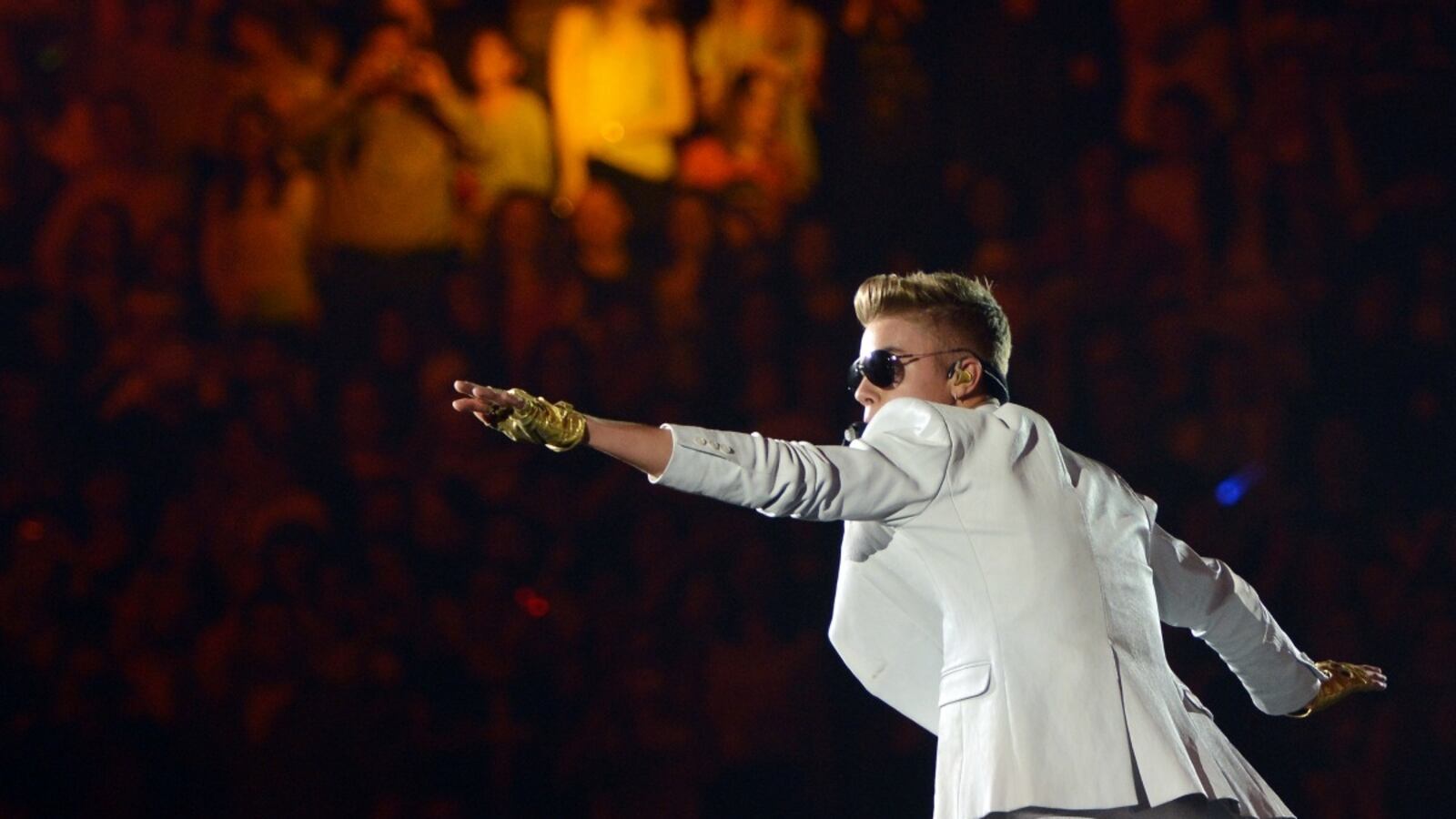 cheats/2013/03/26/bieber-investigated-for-battery/justin-bieber-battery-cheat_poz6n5