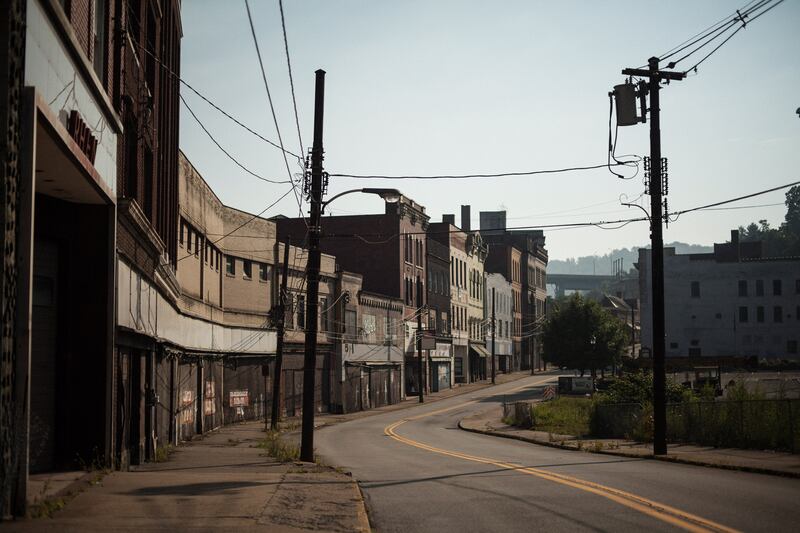 galleries/2014/09/21/america-s-fading-main-streets/140918-price-main3-tease_bruvwu