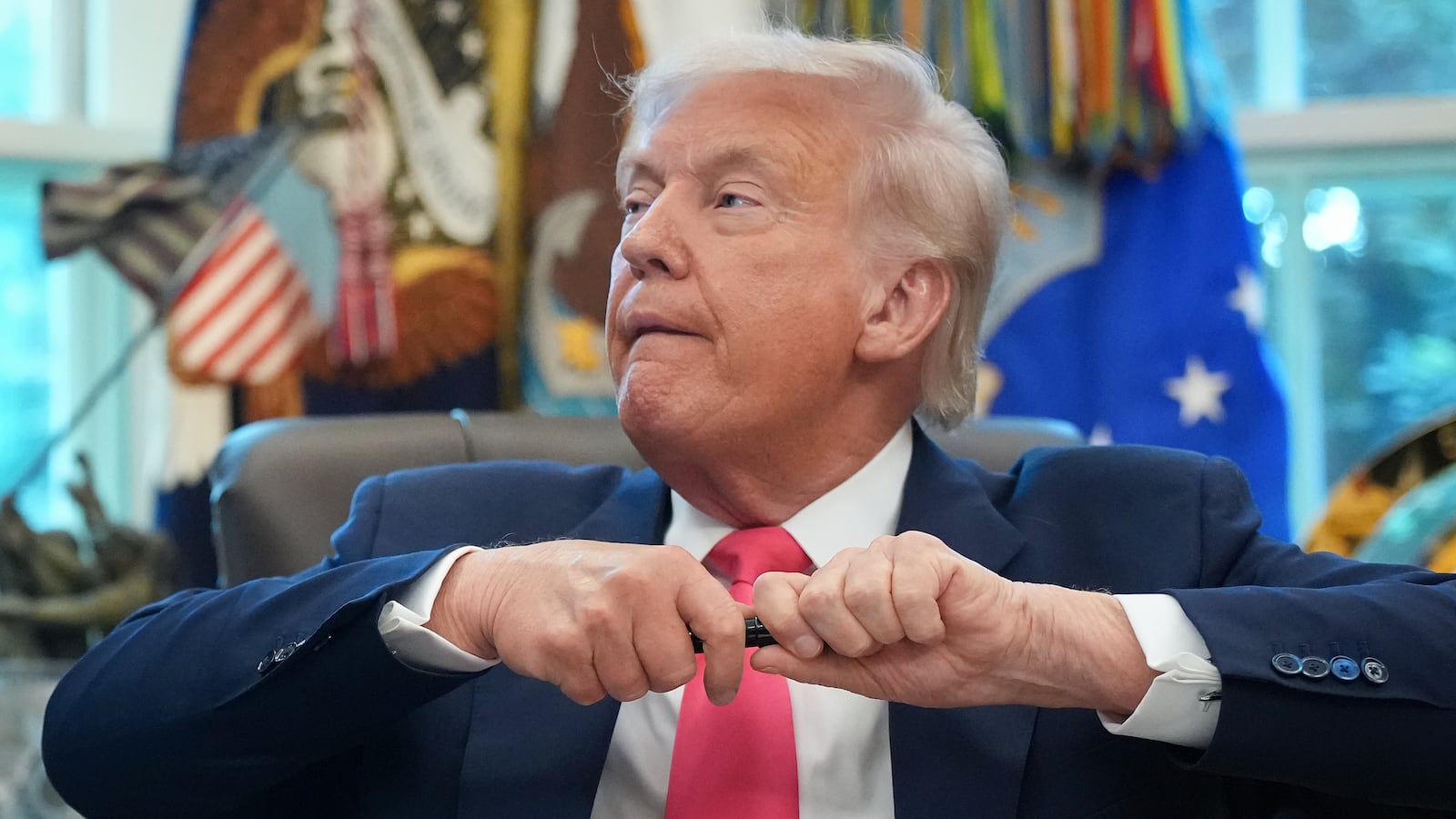 Donald Trump uncapping pen.