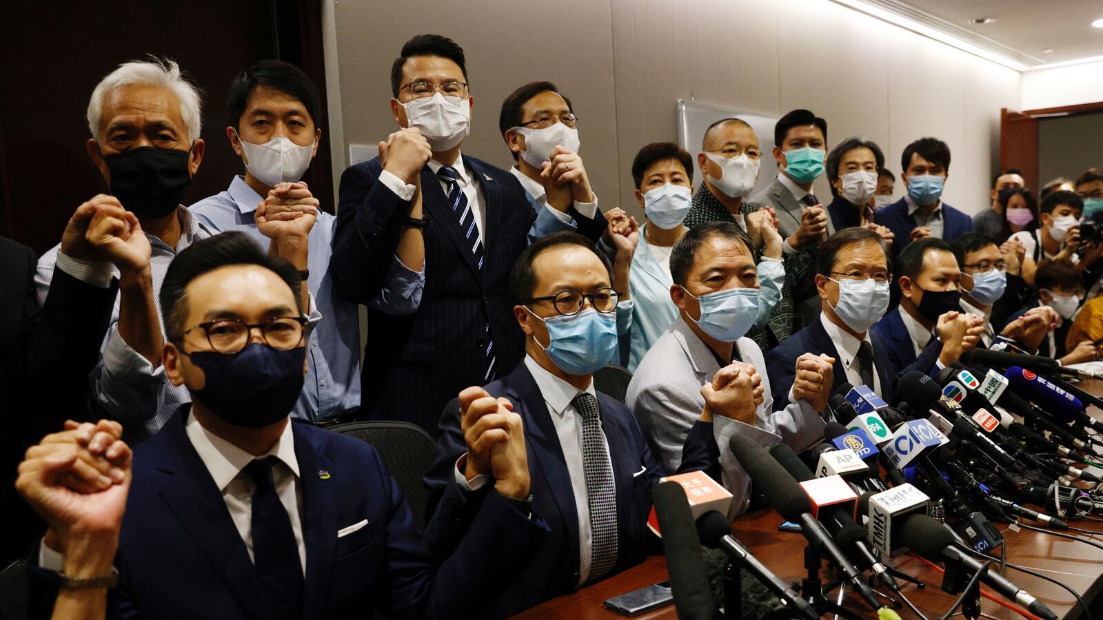 2020-11-11T094823Z_1825124480_RC2X0K9715Y1_RTRMADP_3_HONGKONG-SECURITY_shynpk