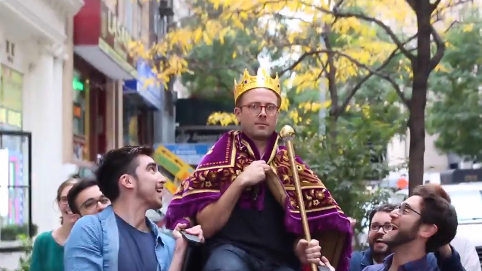 articles/2014/10/30/what-s-it-like-for-men-to-walk-in-nyc/141030-viralvid-privilege-tease_kicrz1