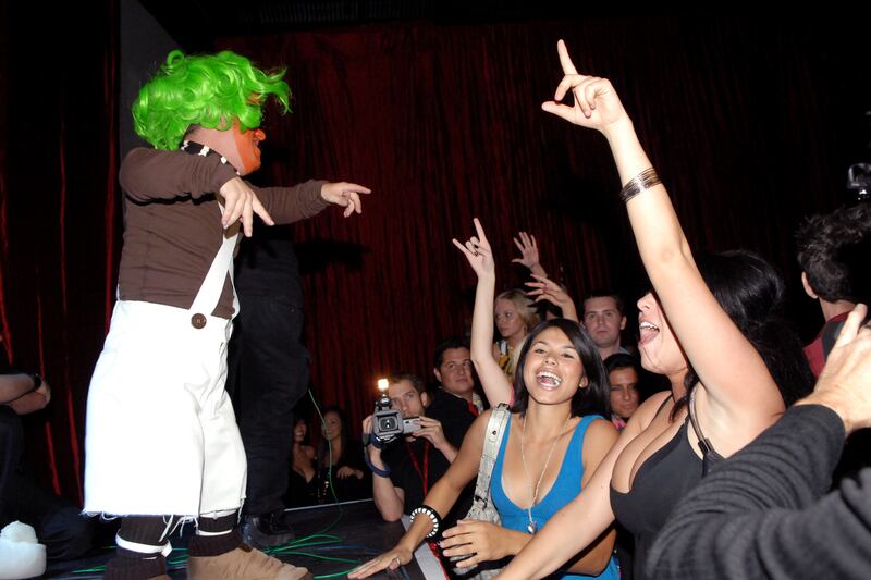 galleries/2013/06/22/beacher-s-madhouse-wildest-club-in-los-angeles-featuring-miley-cyrus-bill-maher-more/130621-beachers-madhouse-06-GAL_aag1qo