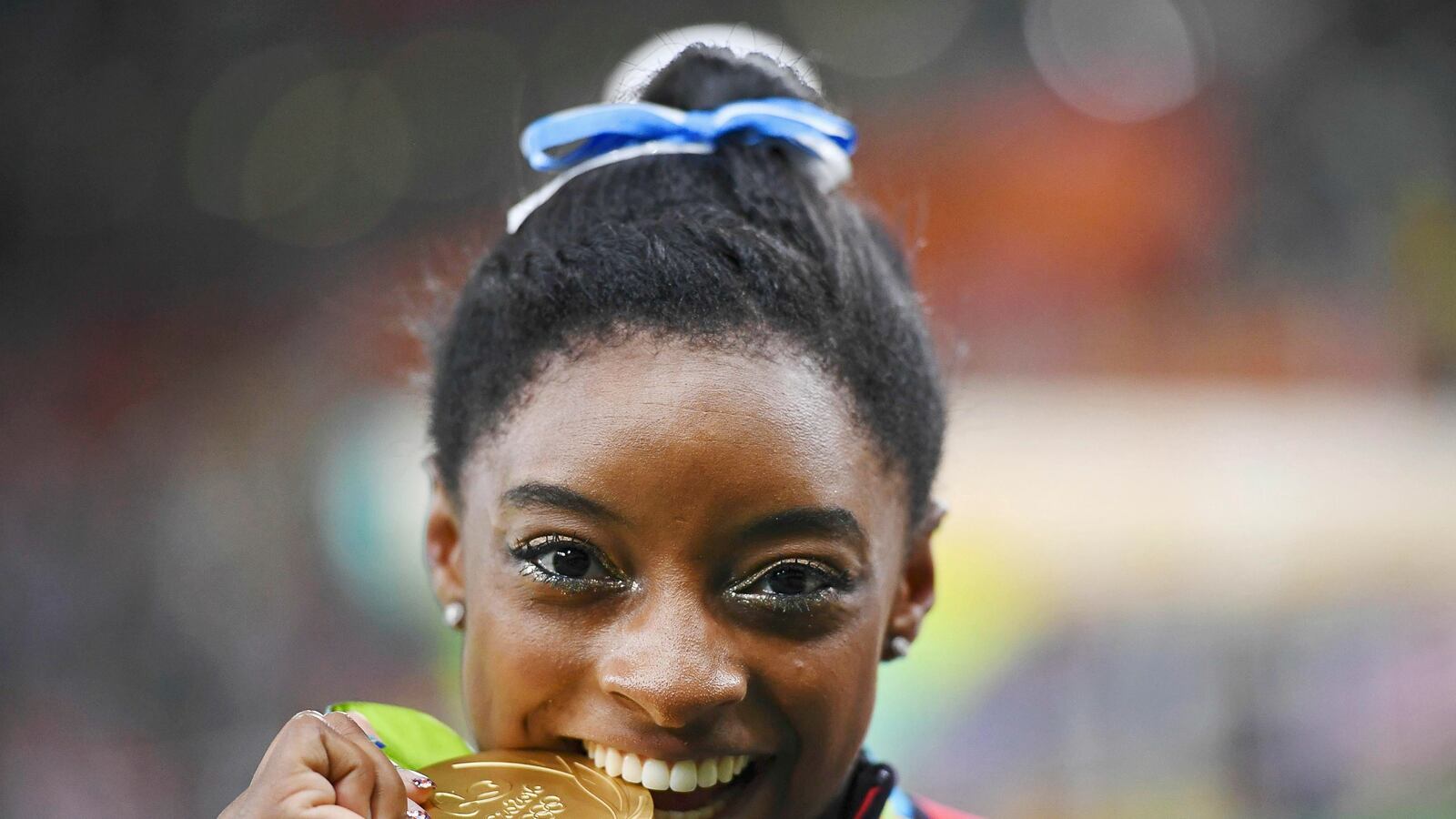 cheats/2016/08/11/u-s-women-gymnasts-take-gold-silver/160811-simon-biles-gold-cheat_hs8nwe