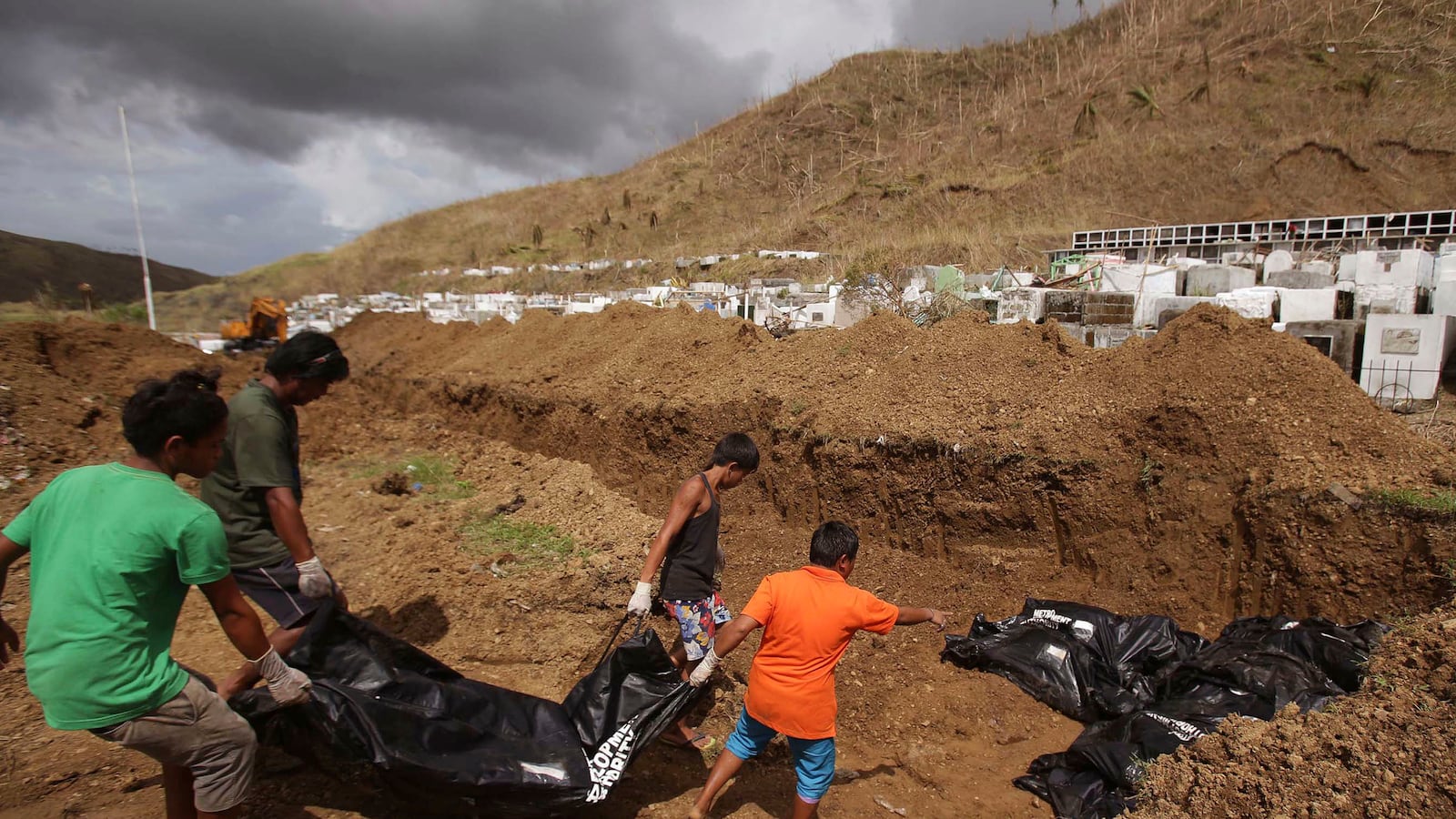 cheats/2013/11/15/philippines-death-toll-hits-3-621/131115-philippines-dead-cheat_grgo6w