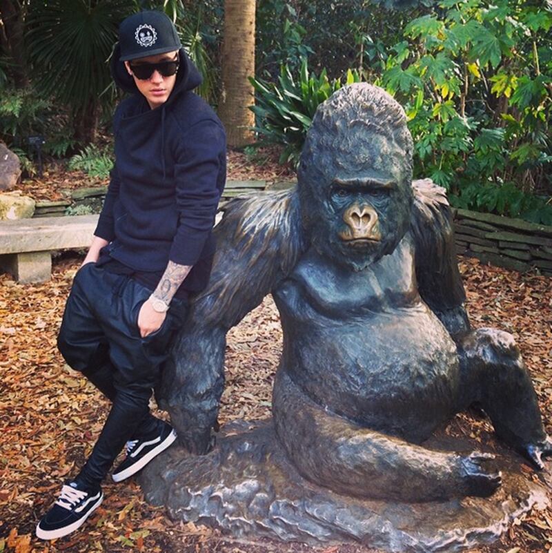 galleries/2014/03/02/oprah-lena-dunham-the-week-s-best-celebrity-selfies-photos/140228-selfies-justinbieber_tys96y