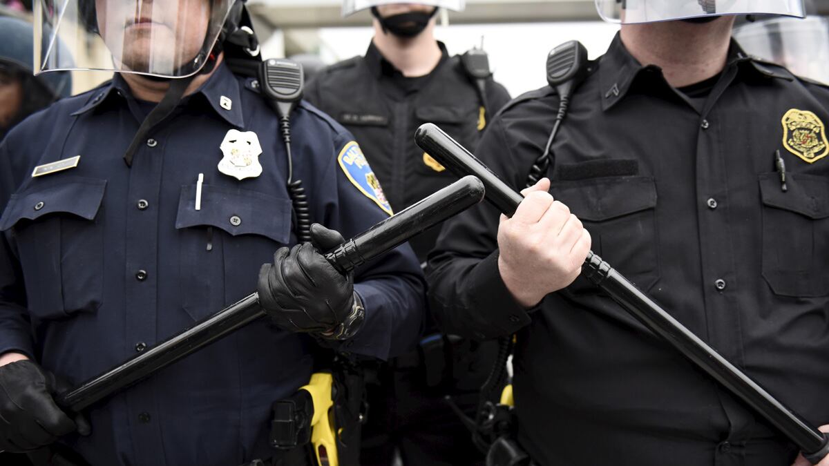 cheats/2015/05/11/1000s-of-injuries-in-baltimore-arrests/150511-baltimore-pd-cheat_p0933s