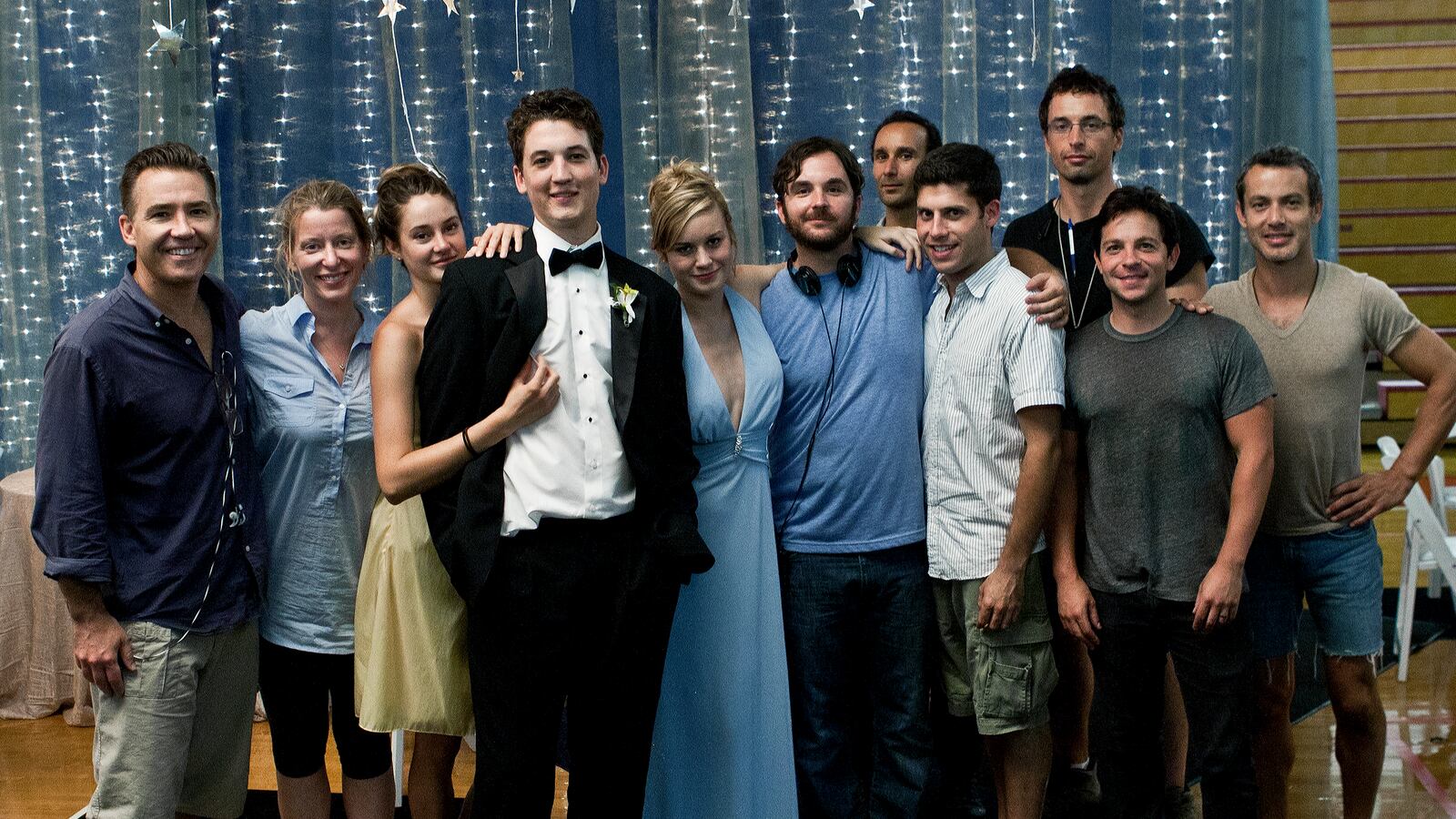 articles/2013/08/08/exclusive-a-photo-essay-on-the-making-of-the-spectacular-now/130807-specatular-now-cast-stern-tease_scaxo4