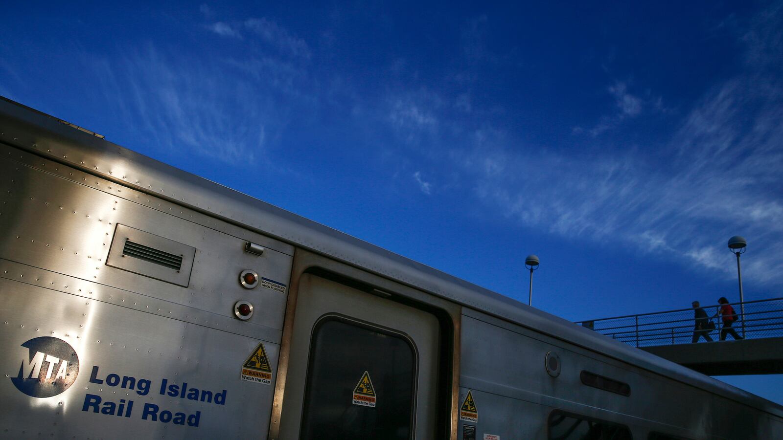 cheats/2014/10/29/man-beheads-woman-jumps-in-front-of-train/141029-LIRR-murder-cheat_ky9roq