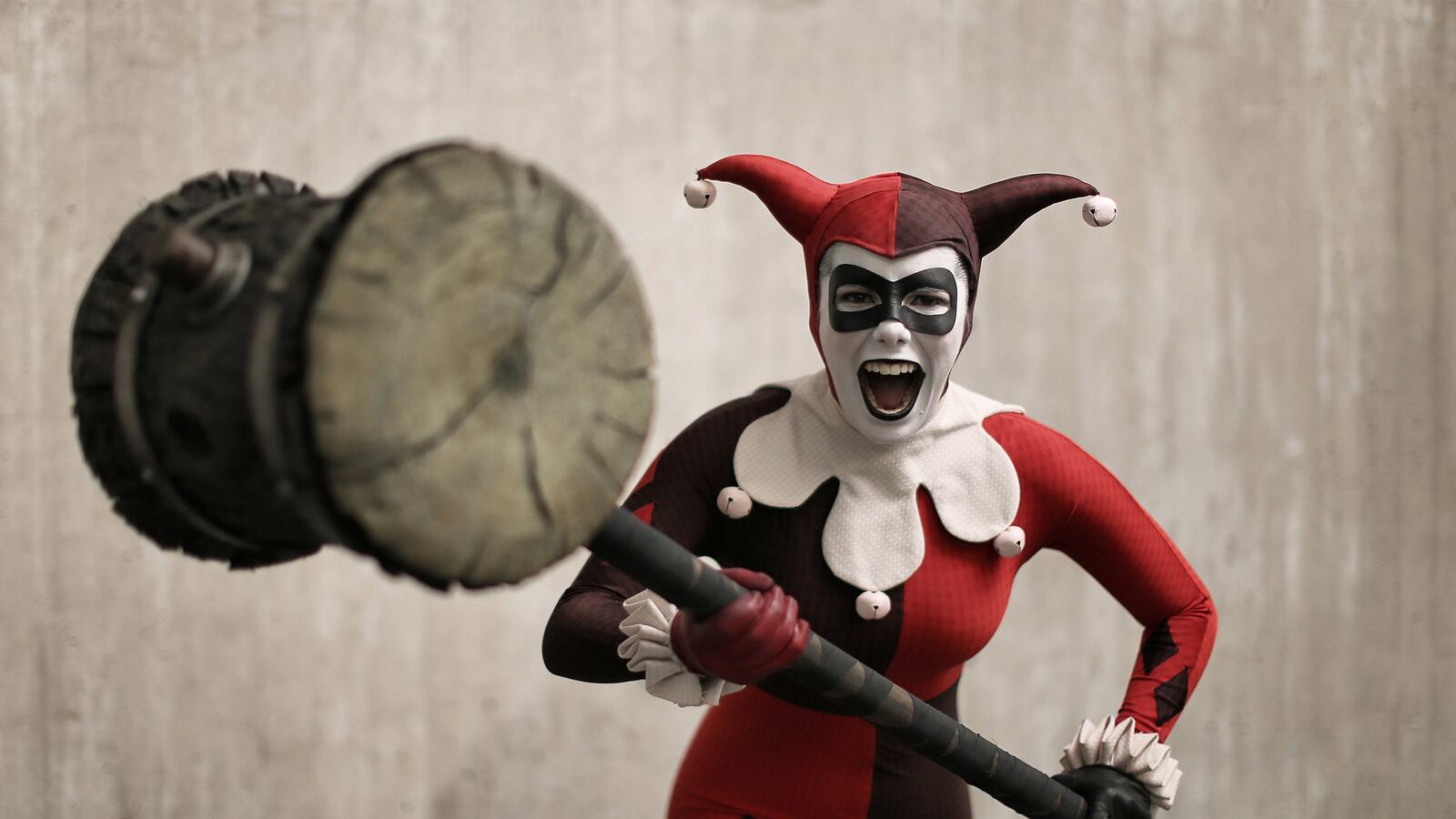 galleries/2014/10/11/the-red-cape-red-carpet-the-best-and-worst-of-comiccon-s-costumes/141011-comic-con16_o8vbfw