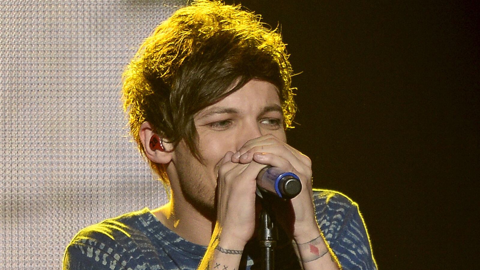 cheats/2016/02/26/one-direction-star-in-custody-battle/160226-tomlinson-1d-cheat_zuvg13