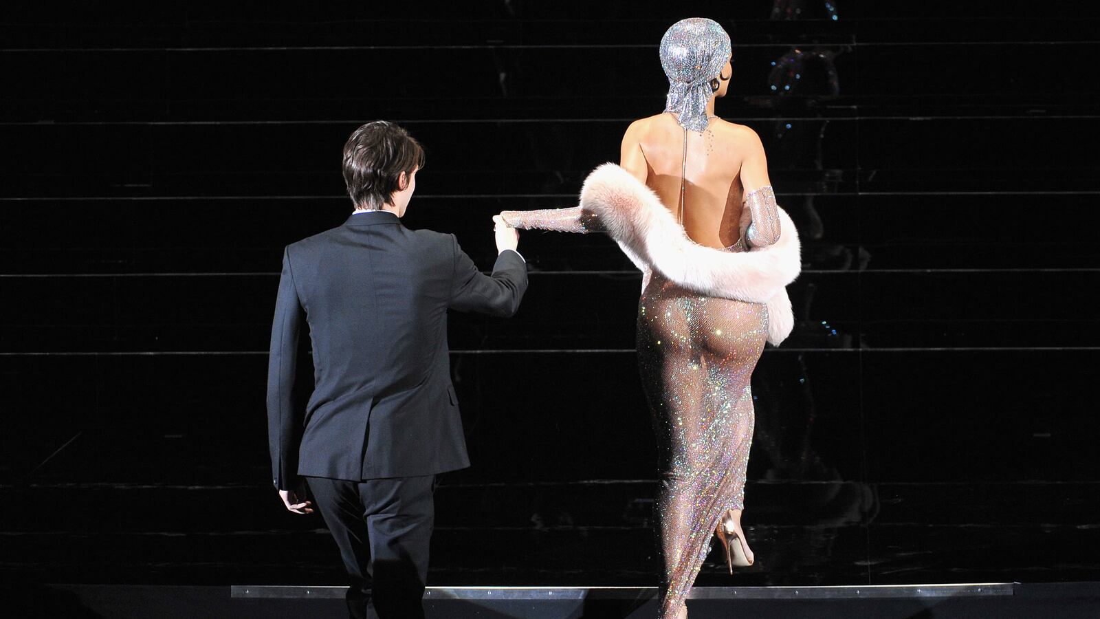 articles/2014/12/27/what-and-who-you-ll-be-wearing-in-2015/141226-jones-fashion-tease_atqy0k