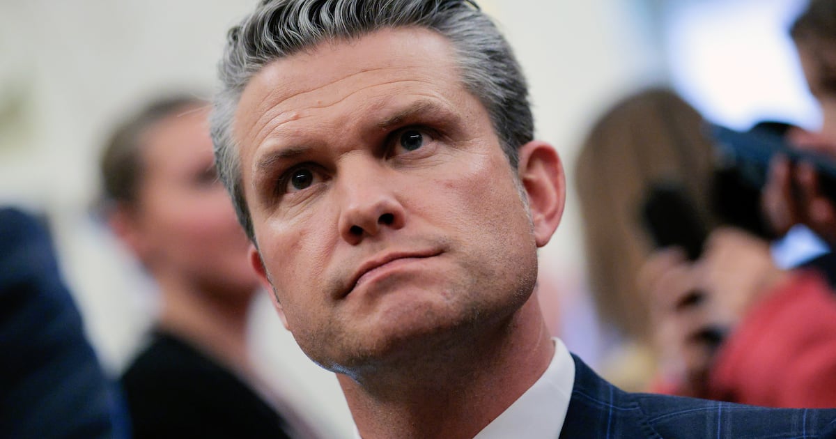 Hegseth beschuldigt mehr Chaos nach plötzlichem Ukraine-Hilfsstopp