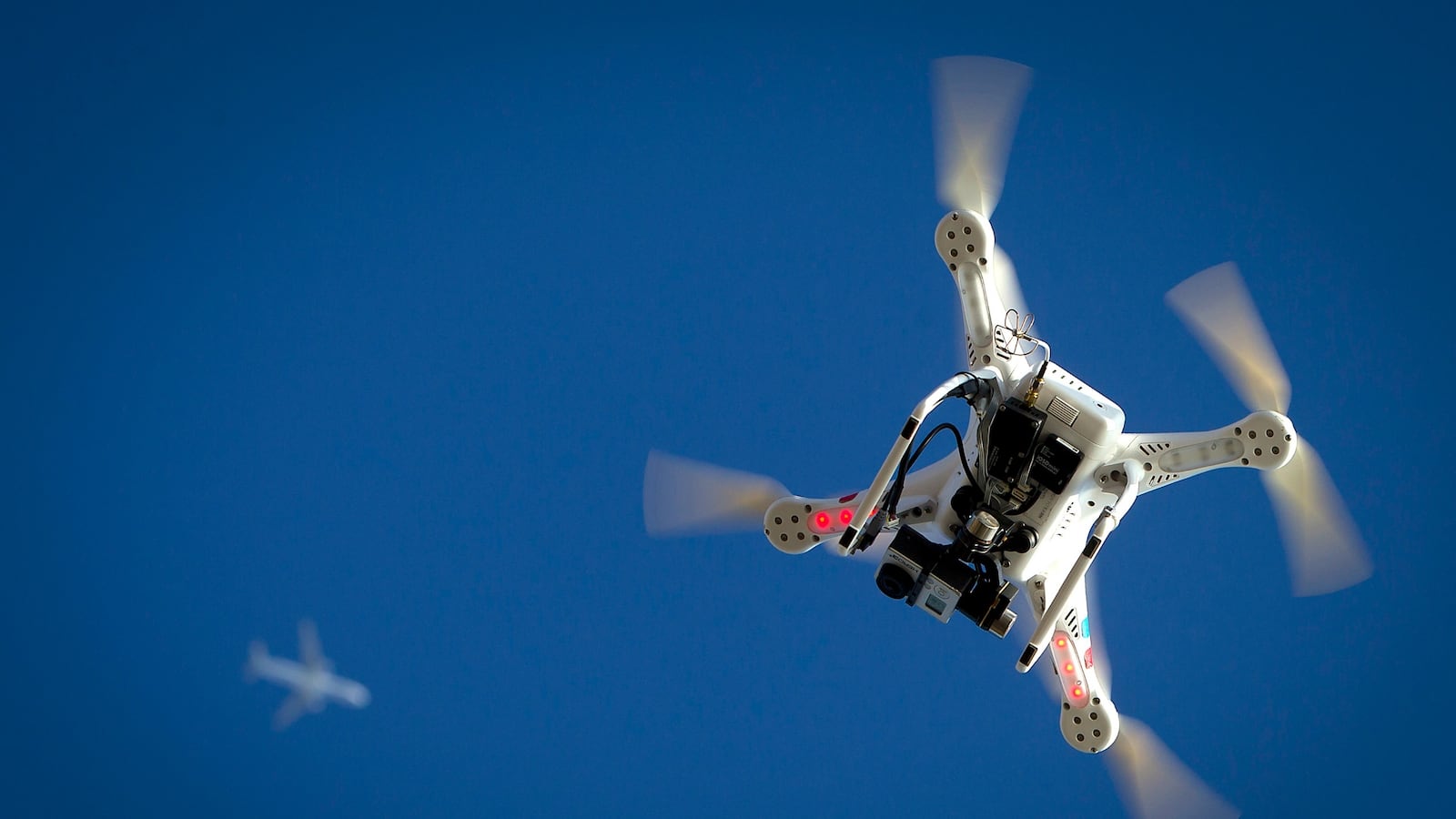 cheats/2015/10/16/drone-owners-must-register-with-u-s-gov/151016-drones-cheat_hhbxhb