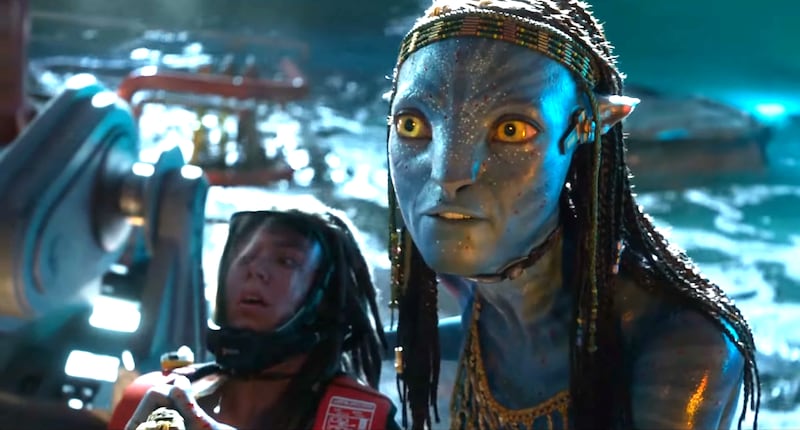 Avatar: The Way of Water, Neytiri threatening to kill Spider.