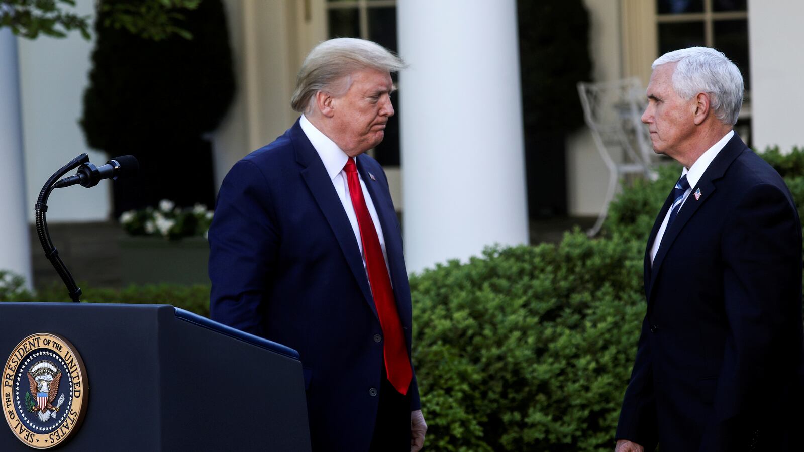 2020-05-10T212905Z_372062272_RC2XLG91SLTU_RTRMADP_3_HEALTH-CORONAVIRUS-TRUMP-PENCE_v6lbfl