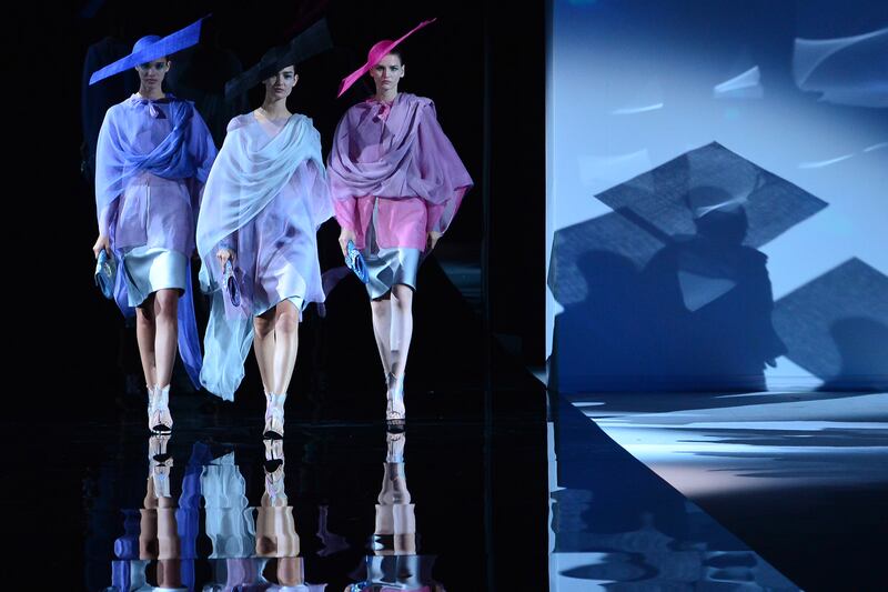 articles/2013/09/23/giorgio-armani-spring-summer-2014-milan-fashion-week/130923-armani-fb-tease_mnrq1s